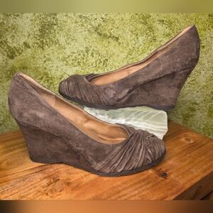 NWOT Seychelles Brown Suede Ruched Wedges